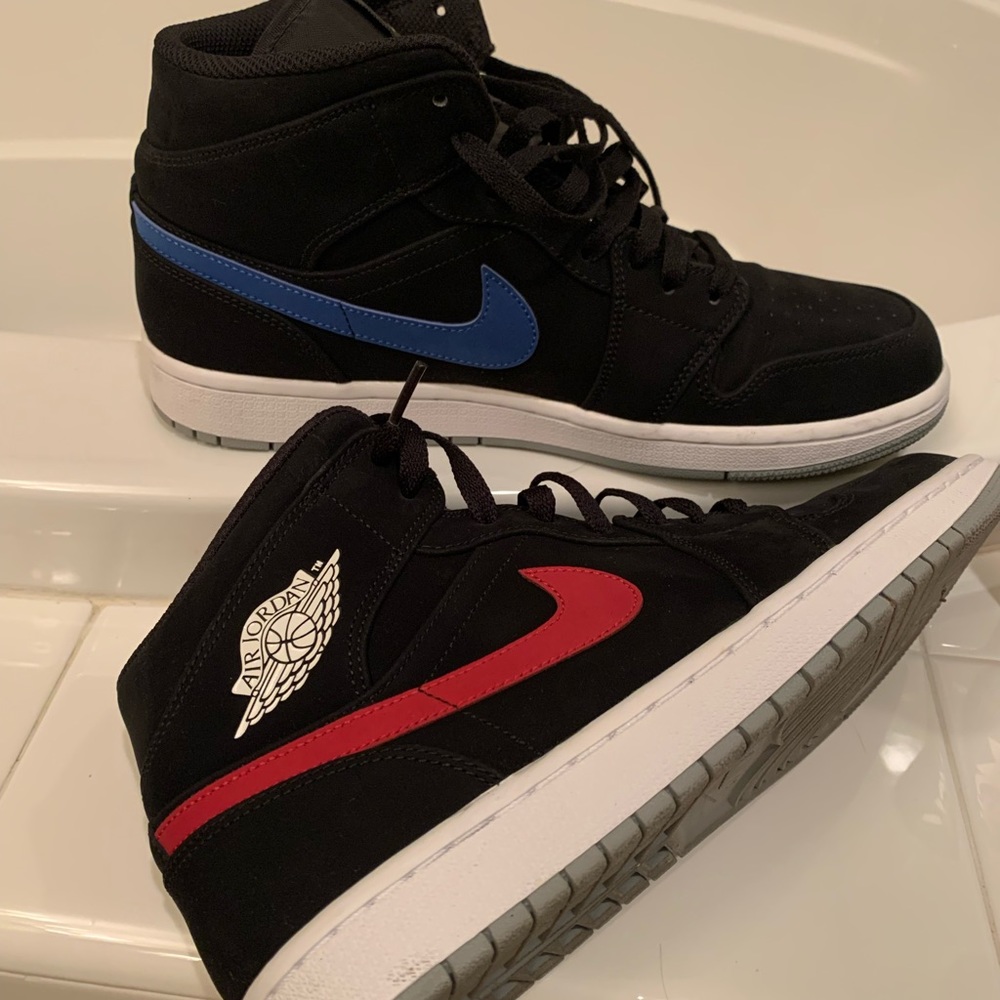 Jordan 1 Mid
Multi-Color Swoosh Black